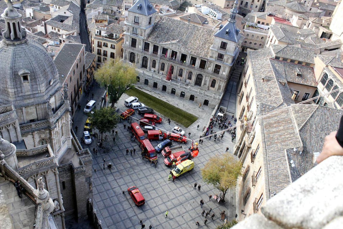 Espectaculares imágenes de las maniobras de rescate de los bomberos en la catedral de Toledo