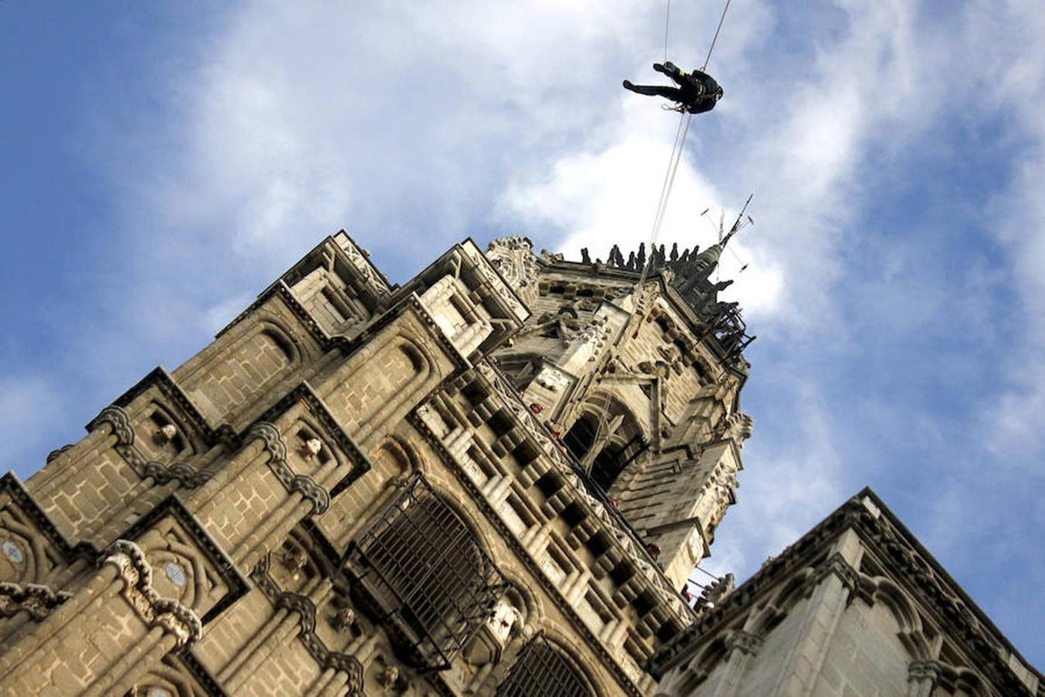 Espectaculares imágenes de las maniobras de rescate de los bomberos en la catedral de Toledo
