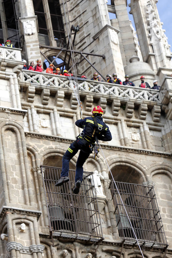Espectaculares imágenes de las maniobras de rescate de los bomberos en la catedral de Toledo