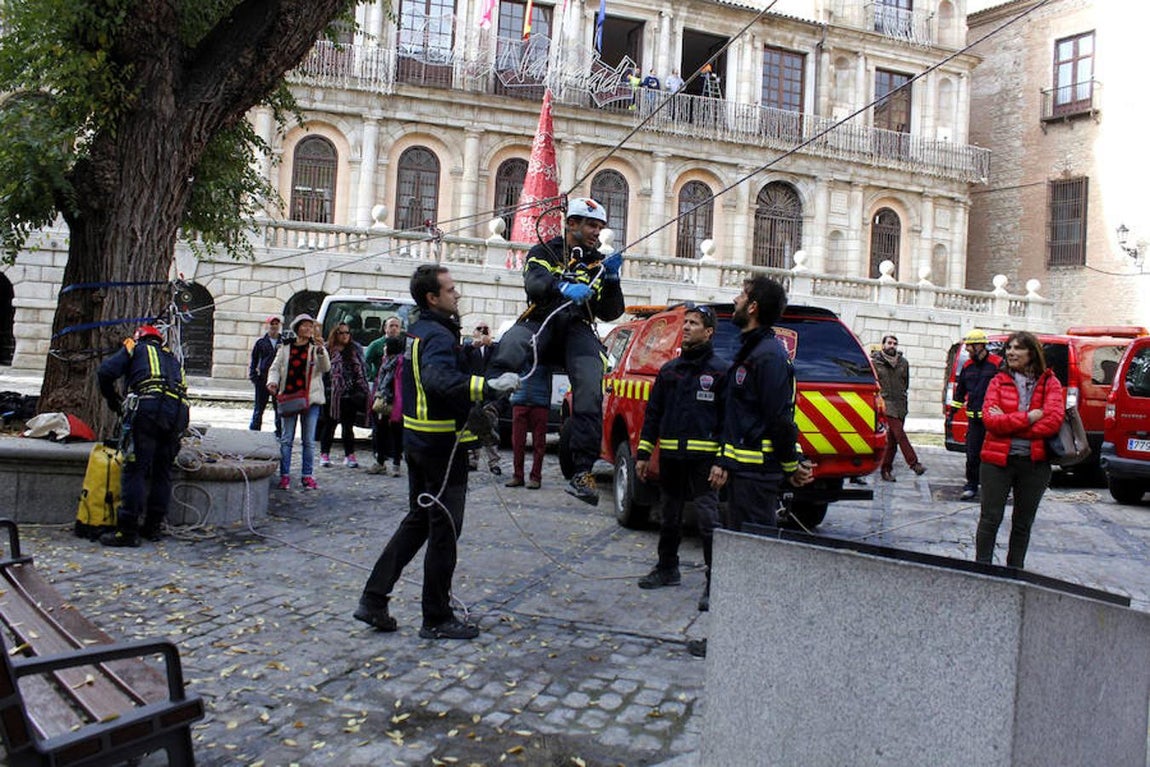 Espectaculares imágenes de las maniobras de rescate de los bomberos en la catedral de Toledo