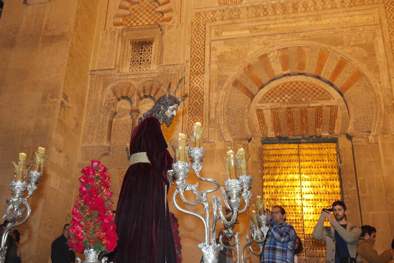 Estampas del Vía Crucis del Señor del Silencio a la Catedral de Córdoba