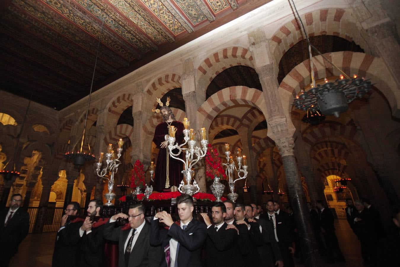 Estampas del Vía Crucis del Señor del Silencio a la Catedral de Córdoba