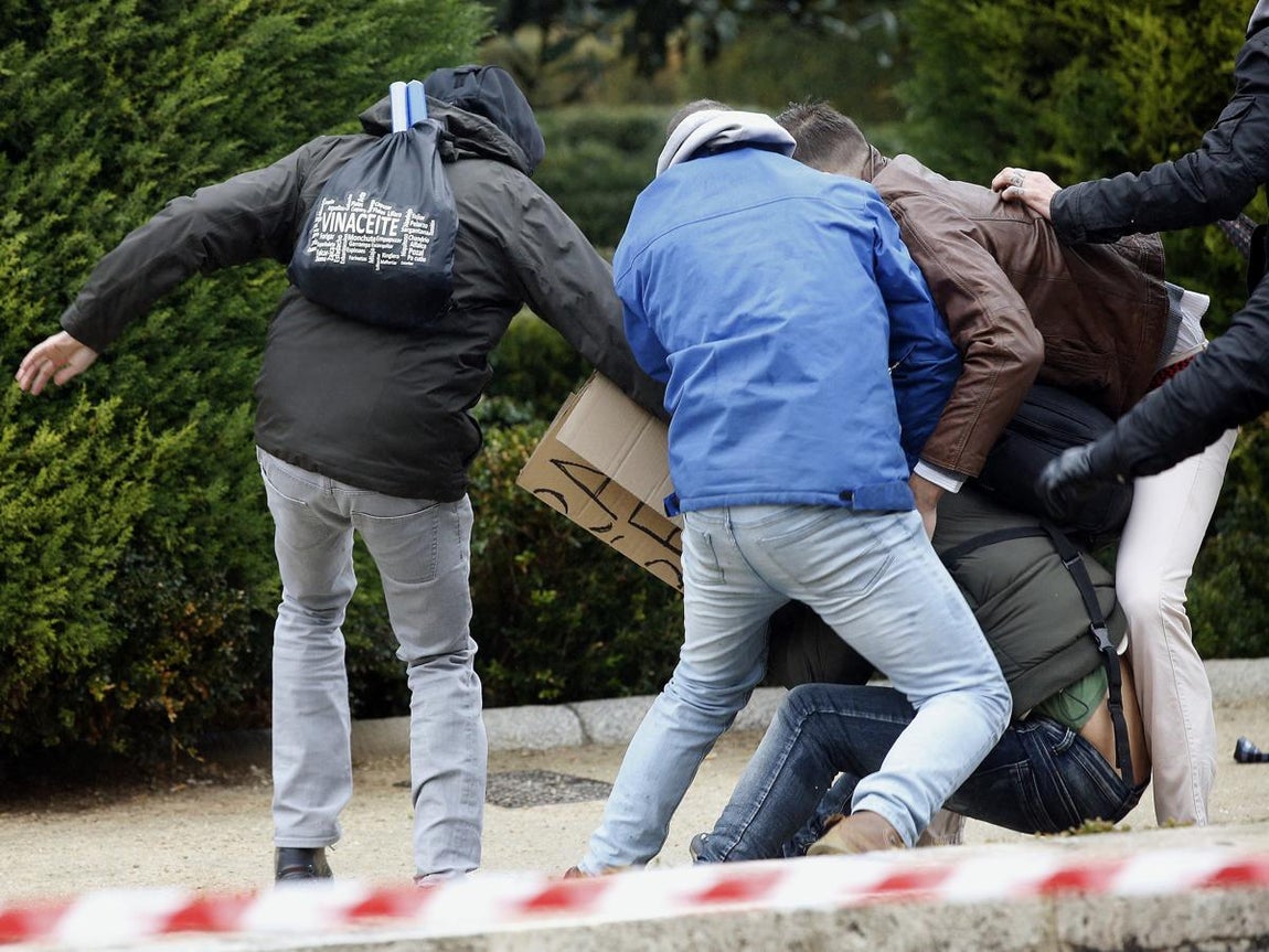 En imágenes: Así han apaleado a un activista «okupa» en el homenaje a Franco