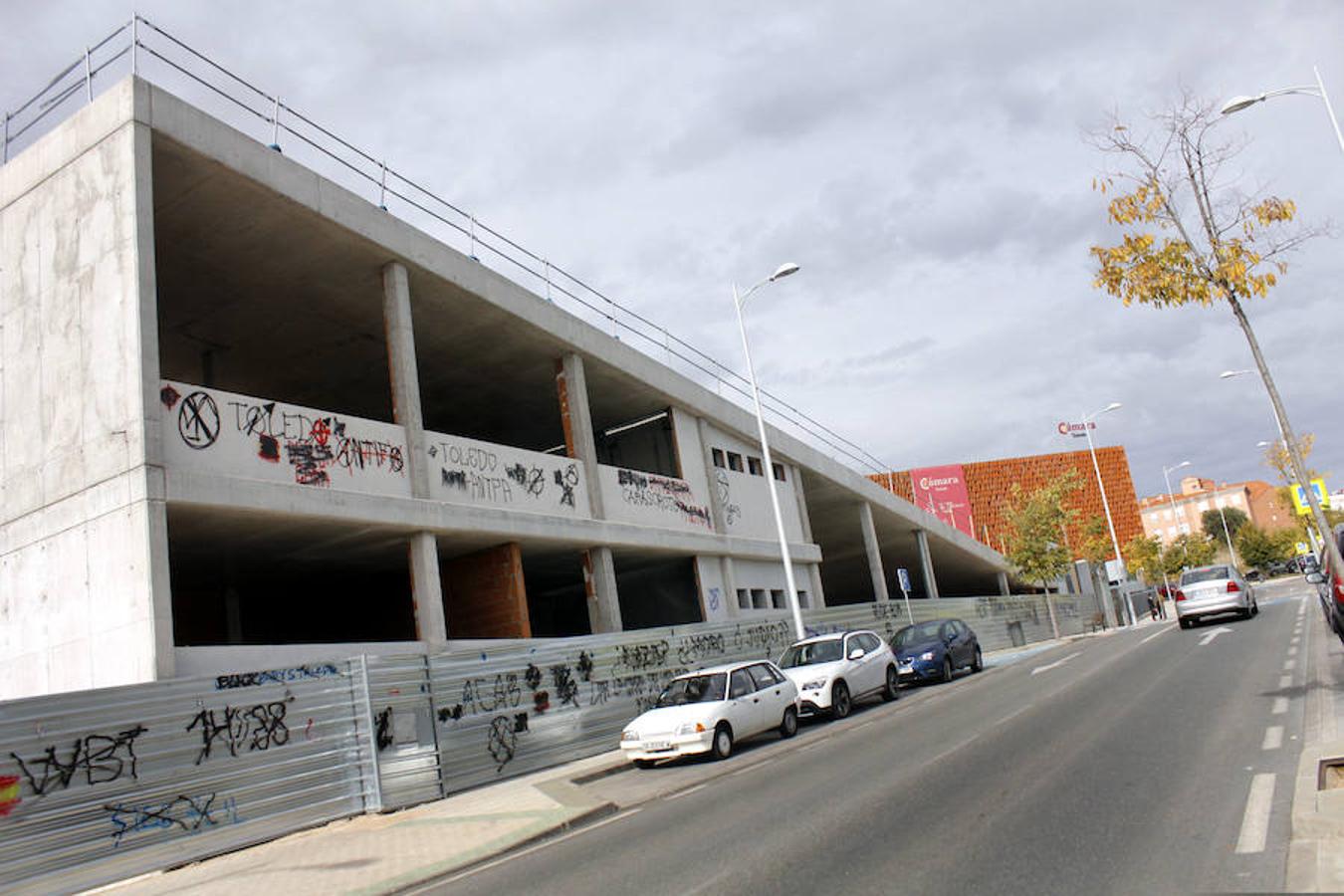 La Casa de la Juventud, a medio terminar