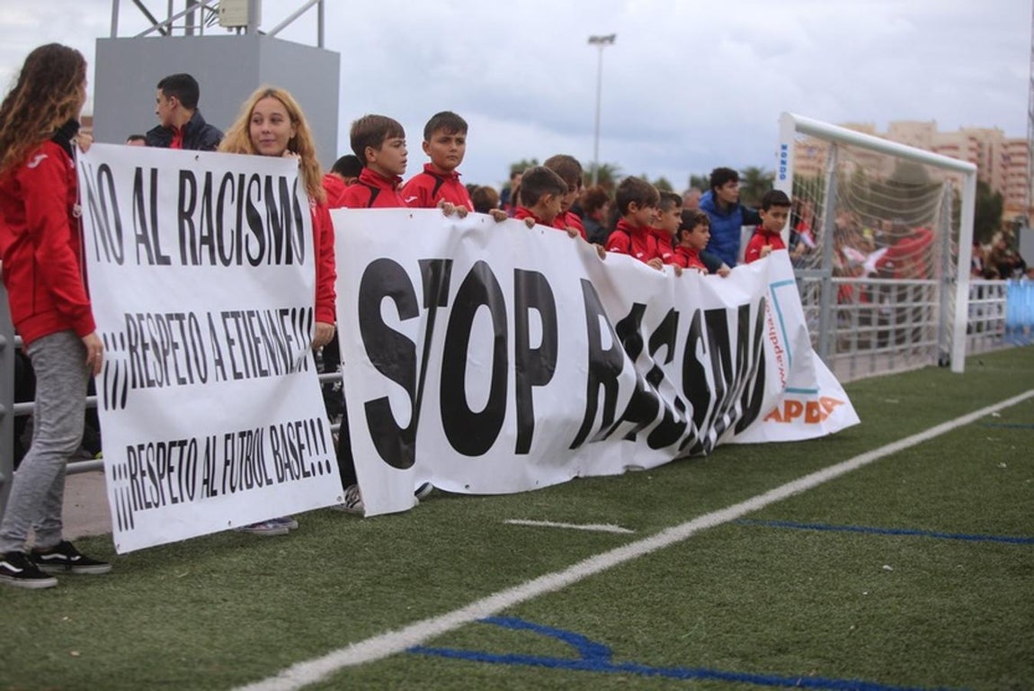 Las imágenes de la concentración de apoyo a Etienne