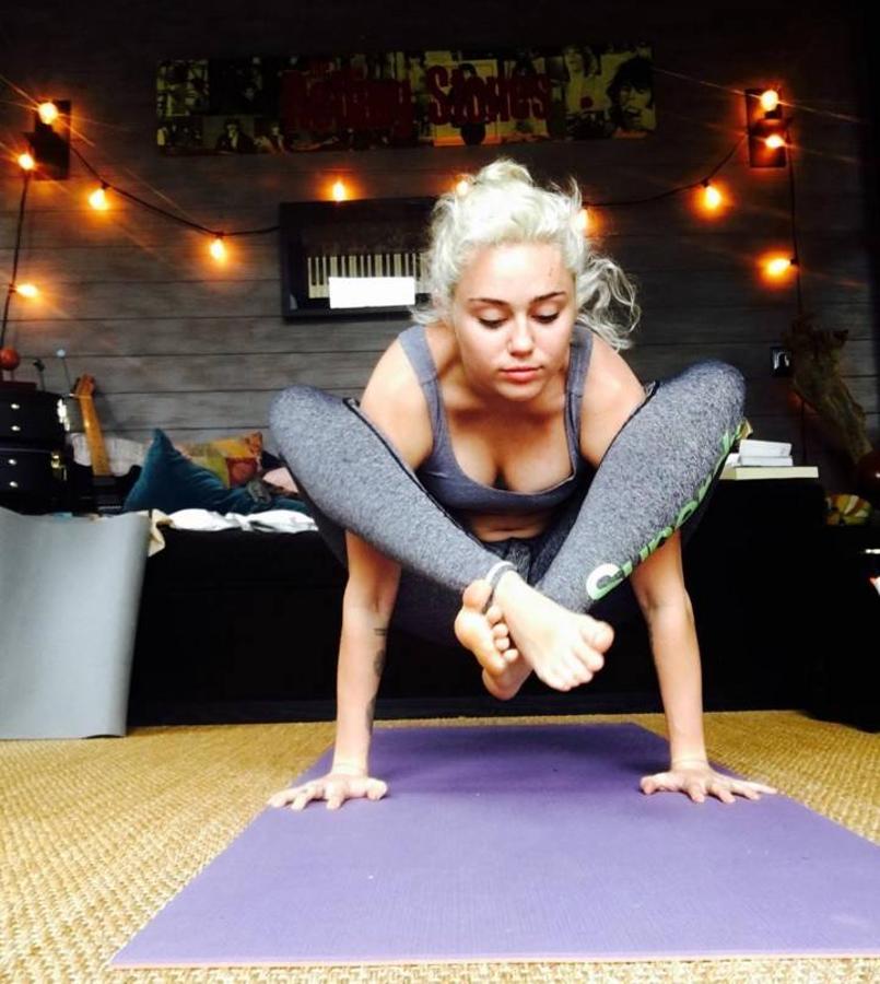 Miley Cyrus, Depresión. La estrella pop ofreció una entrevista para la revista inglesa Elle, en la que confesó que sufrió deprsión por las presiones de su madre, Tish, quien la obsesionaba con la necesidad de tener un cuerpo ideal