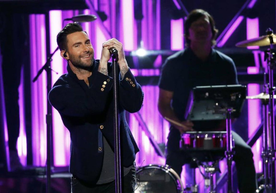Adam Levine, con su recién estrenada paternidad, en plena actuación de los AMAs. 