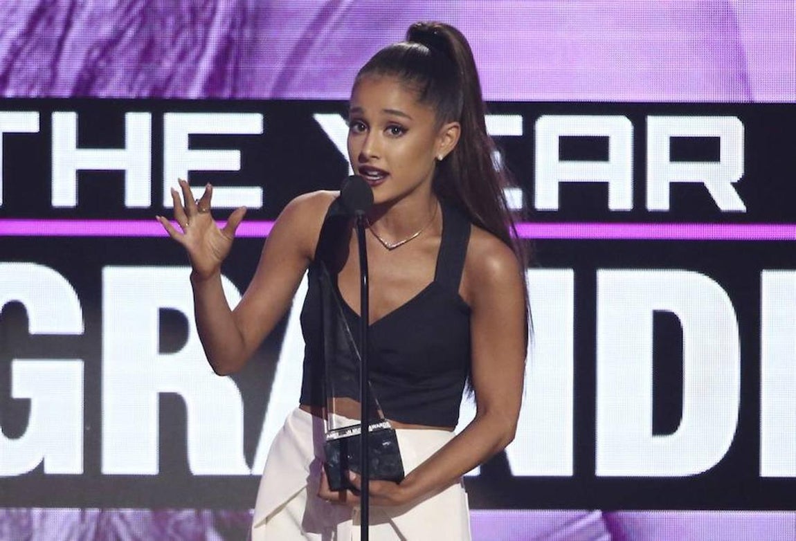 Ariana Grande recoge su premio. 