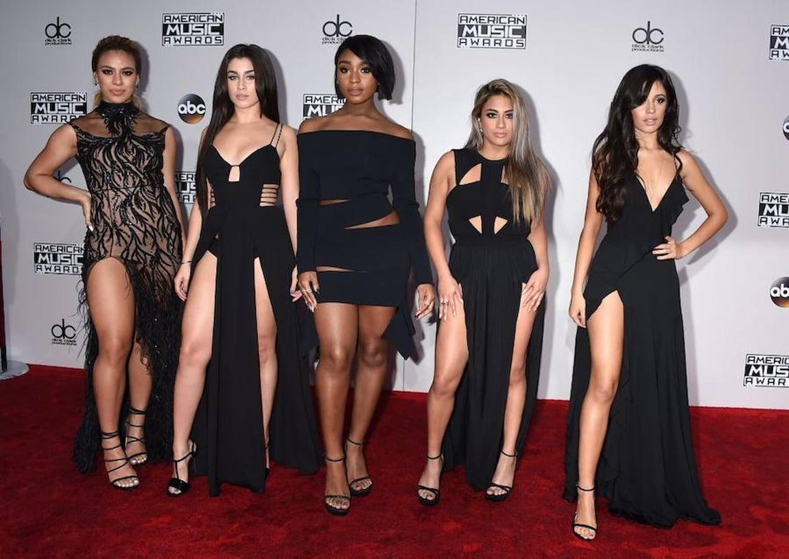 Harmony, muy conjuntadas de negro, en la alfombra roja. 