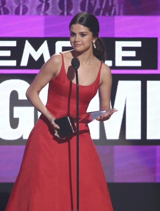 Selena Gomez recogiendo su premio en el escenario de los AMAs