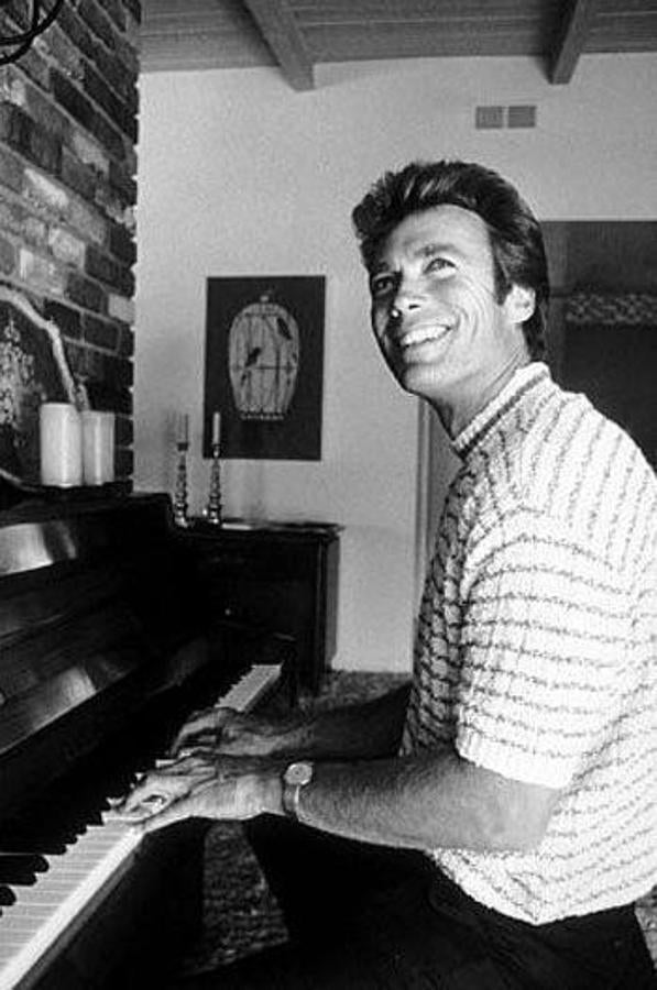 Clint Eastwood toca el piano. 