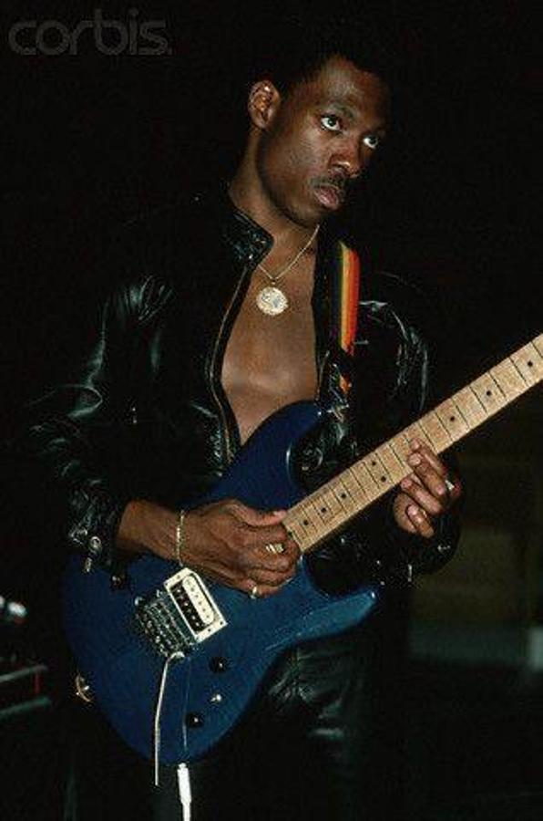 Eddie Murphy toca la guitarra. 
