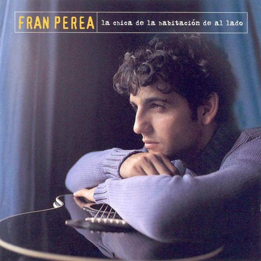 Fran Perea toca la guitarra. 