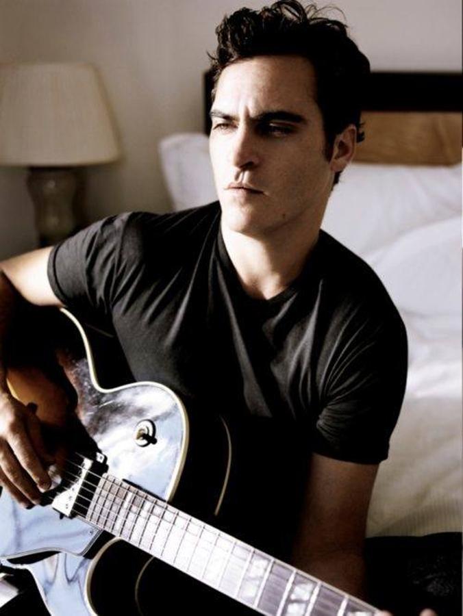 Joaquin Phoenix toca la guitarra. 