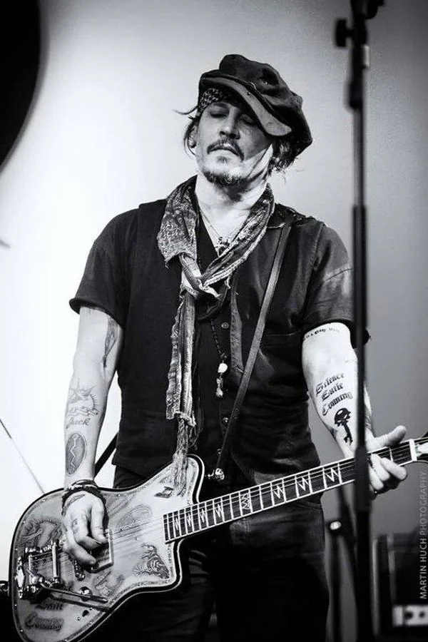 Johnny Depp toca la guitarra