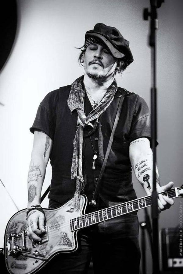 Johnny Depp toca la guitarra. 