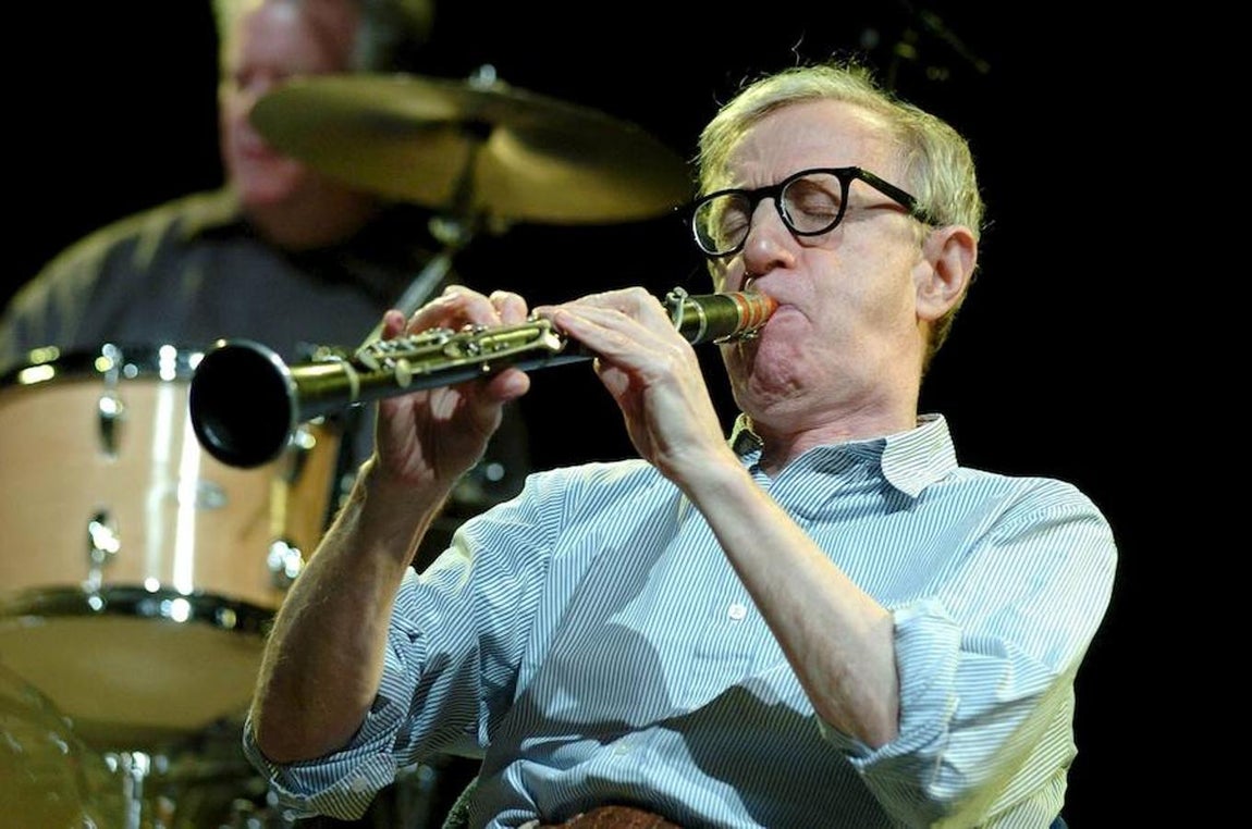 Woody Allen toca el clarinete. 
