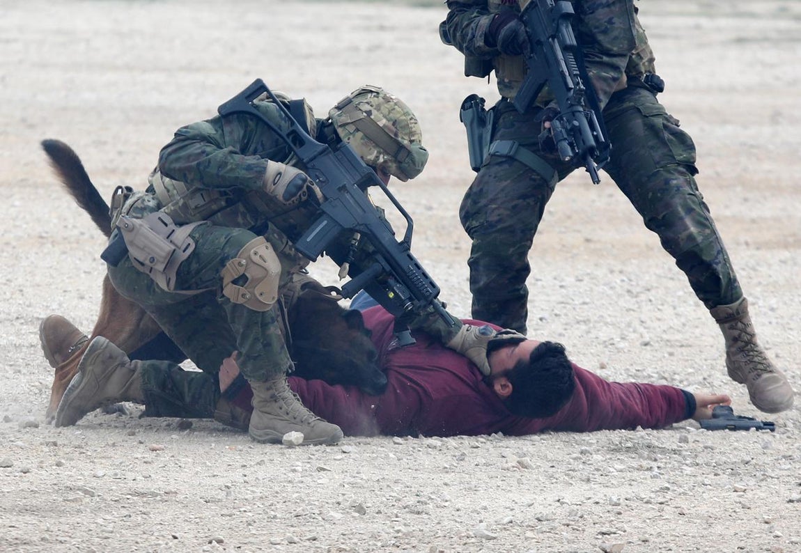 Maniobras antiterroristas con los nuevos helicópteros «Caimán». 