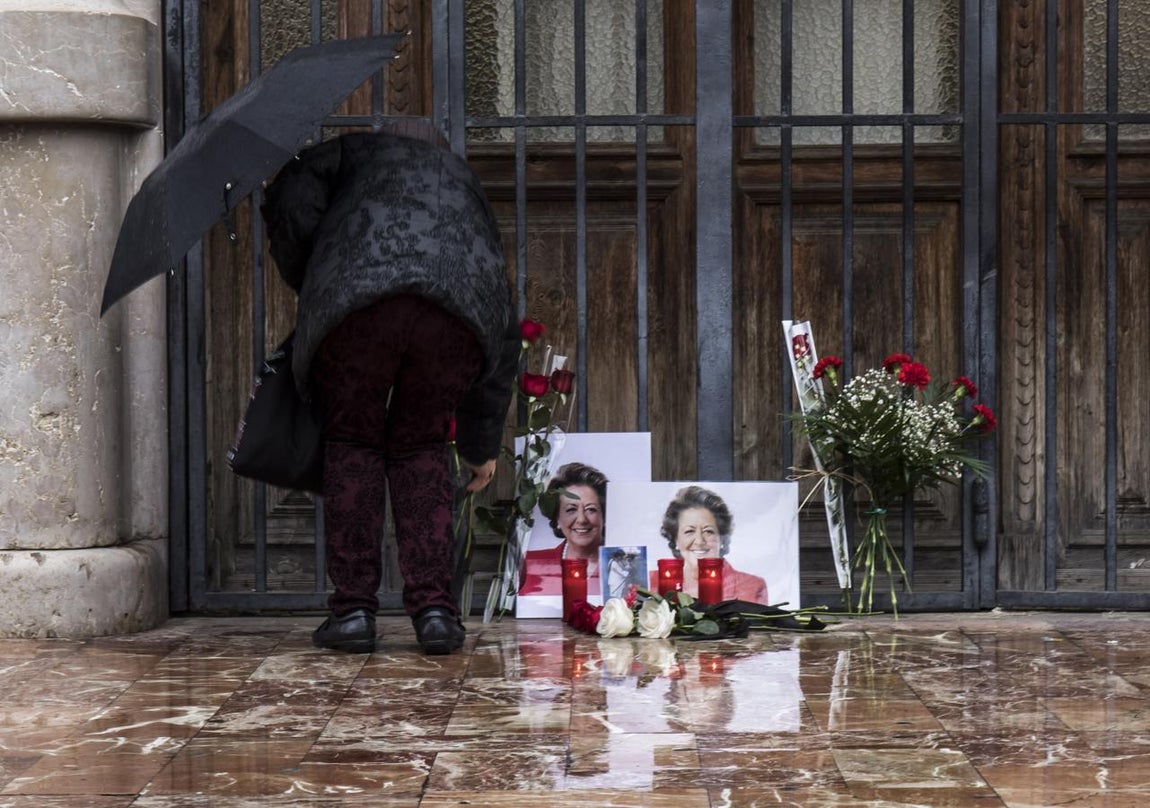 En imágenes: Señales de duelo en Valencia por la muerte de Rita