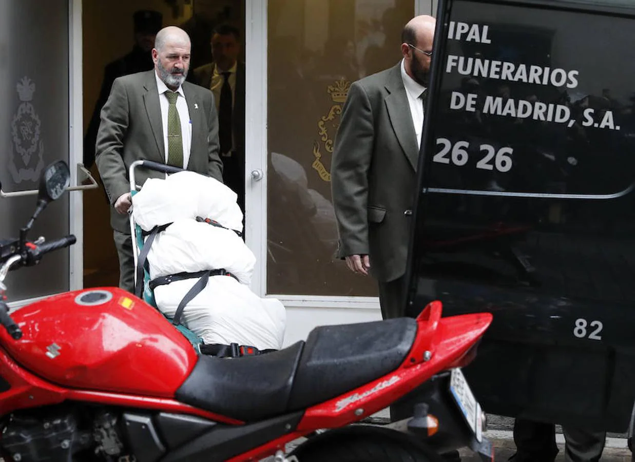 Empleados de los servicios funerarios trasladan el cadáver de la senadora y exalcaldesa de Valencia Rita Barberá