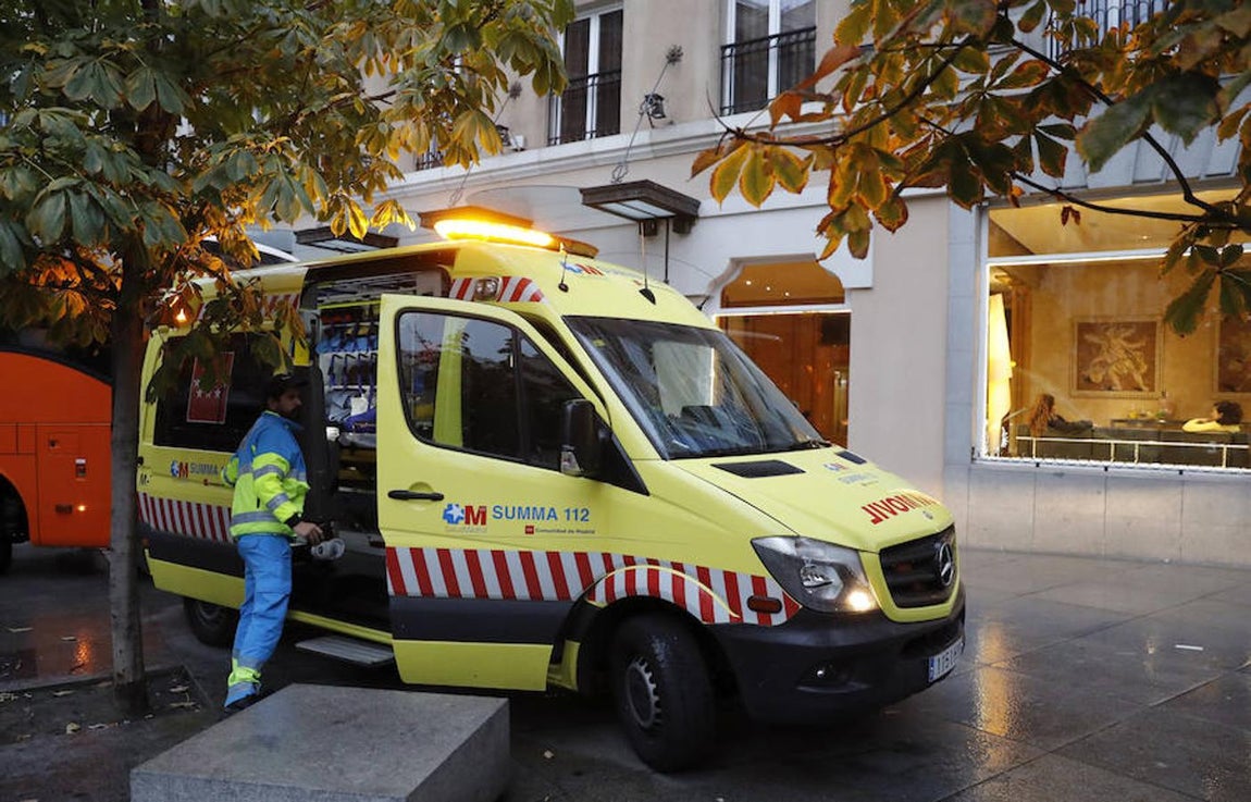 Facultativos del Summa y agentes de la Policía Nacional, a las puertas del hotel de Madrid, situado en las inmediaciones del Congreso de los Diputados, donde ha fallecido la senadora y exalcaldesa de Valencia Rita Barberá, tras sufrir un infarto. 