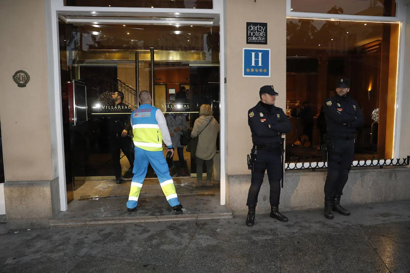 Facultativos del Summa y agentes de la Policía Nacional, a las puertas del hotel de Madrid, situado en las inmediaciones del Congreso de los Diputados, donde ha fallecido la senadora y exalcaldesa de Valencia Rita Barberá, tras sufrir un infarto. 