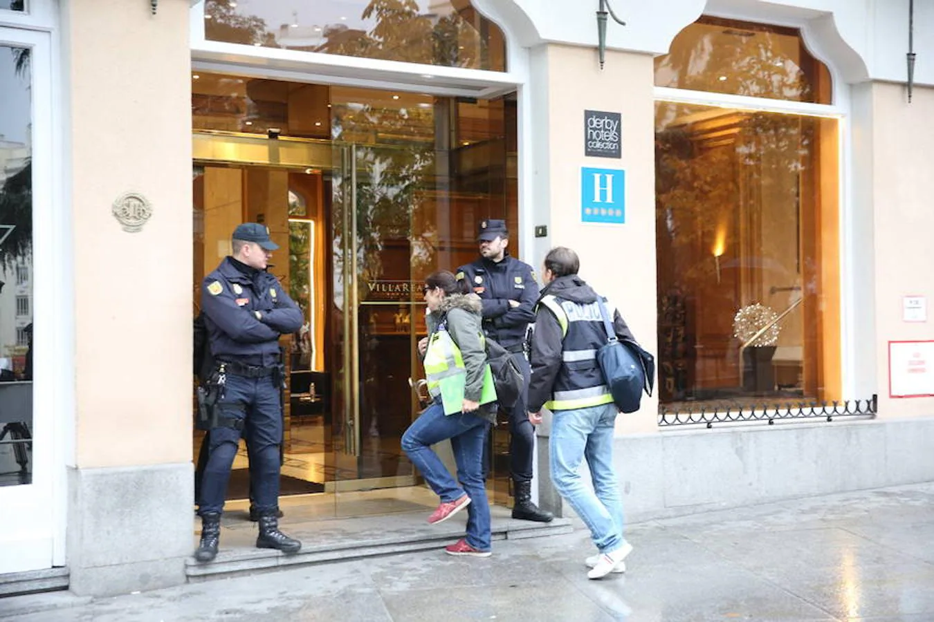 Efectivos de la Policía en la entrada del hotel donde ha fallecido Rita Barberá. 