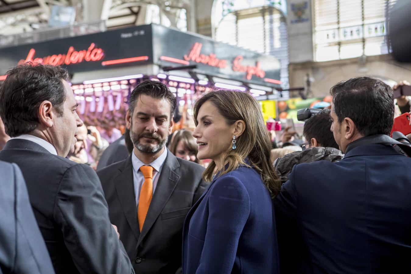 Los Reyes visitan el Mercado Central de Valencia. 