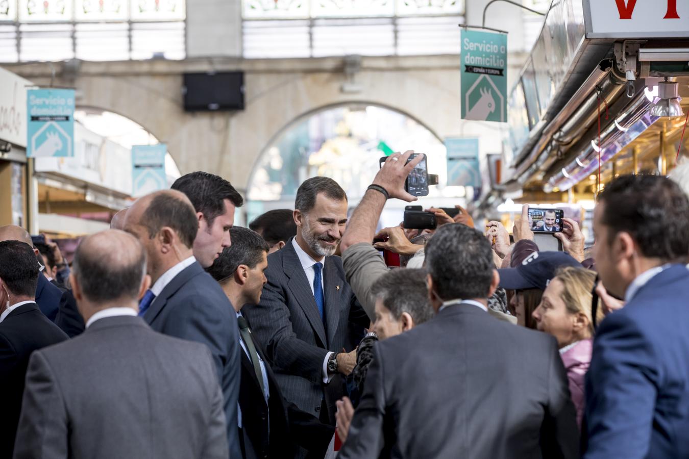 Los Reyes visitan el Mercado Central de Valencia. 