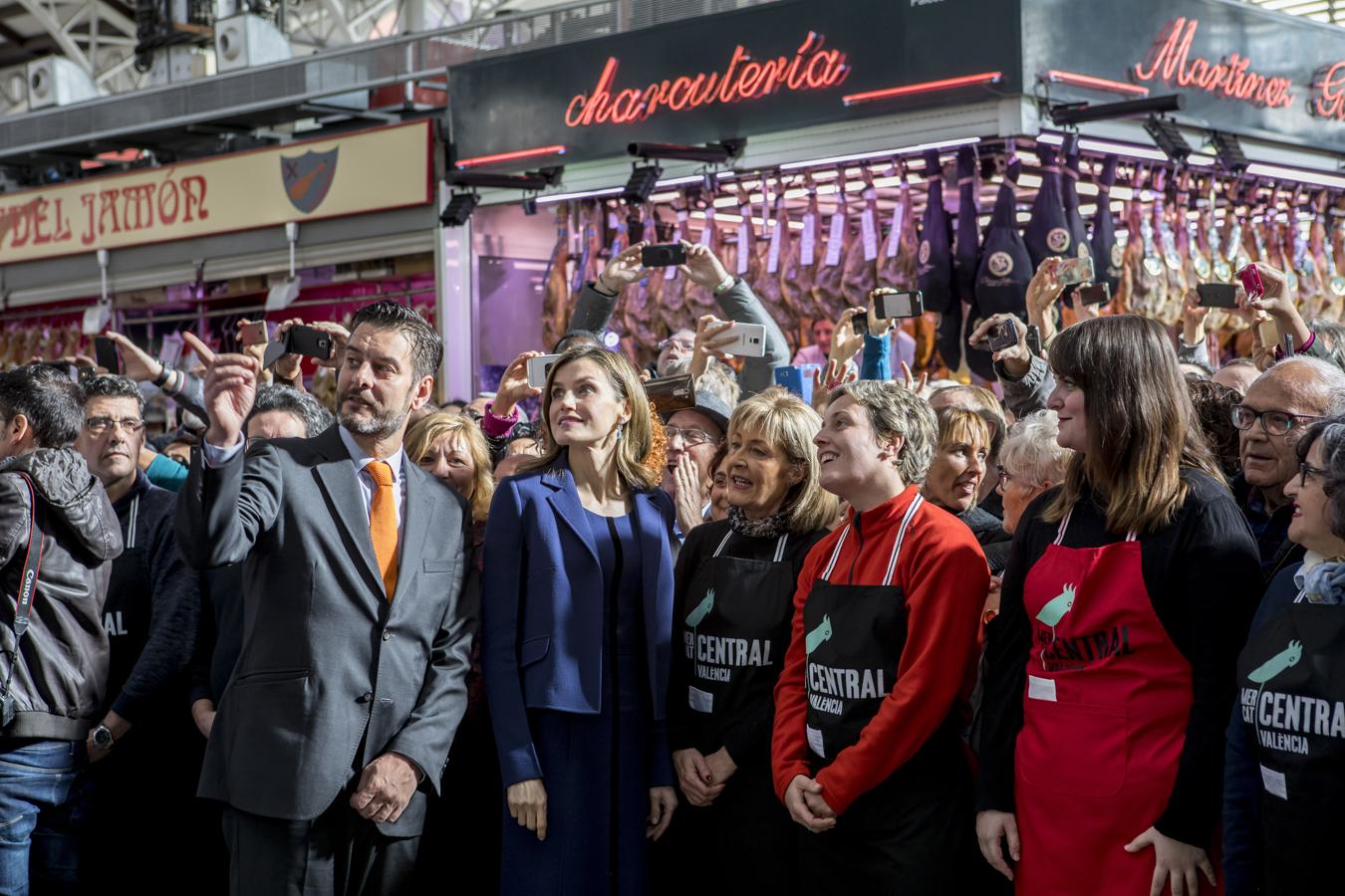 Los Reyes visitan el Mercado Central de Valencia 