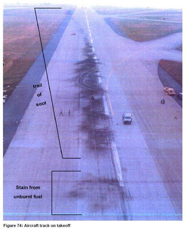 La primera mancha, en la parte inferior de la imagen, es un rastro de combustible sin quemar. La mancha principal es el rastro de ceniza que dejó el Concorde en su despegue. Por la dirección de la mancha se observa que el avión inició el vuelo ya torcido. Bureau d'Enquêtes et d'Analyses (BEA) pour la Sécurité de l'Aviation civile