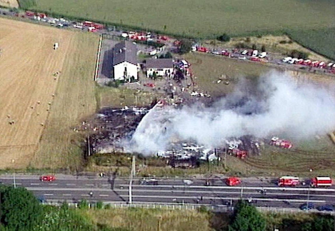 El avión apenas duró minuto y medio en el aire. Se estrelló muy cerca del aeropuerto, junto a un hotel. Reuters