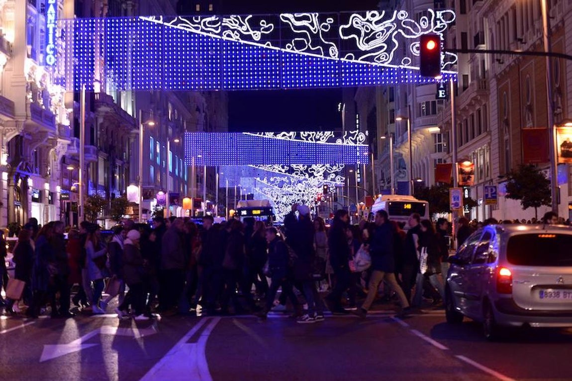 Alumbrado luces de Navidad en el centro de Madrid.. 