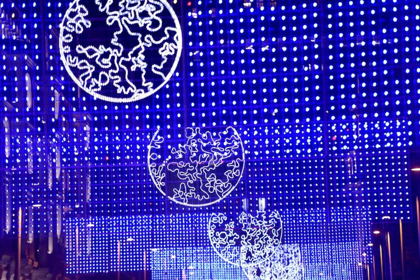 Alumbrado luces de Navidad en el centro de Madrid.