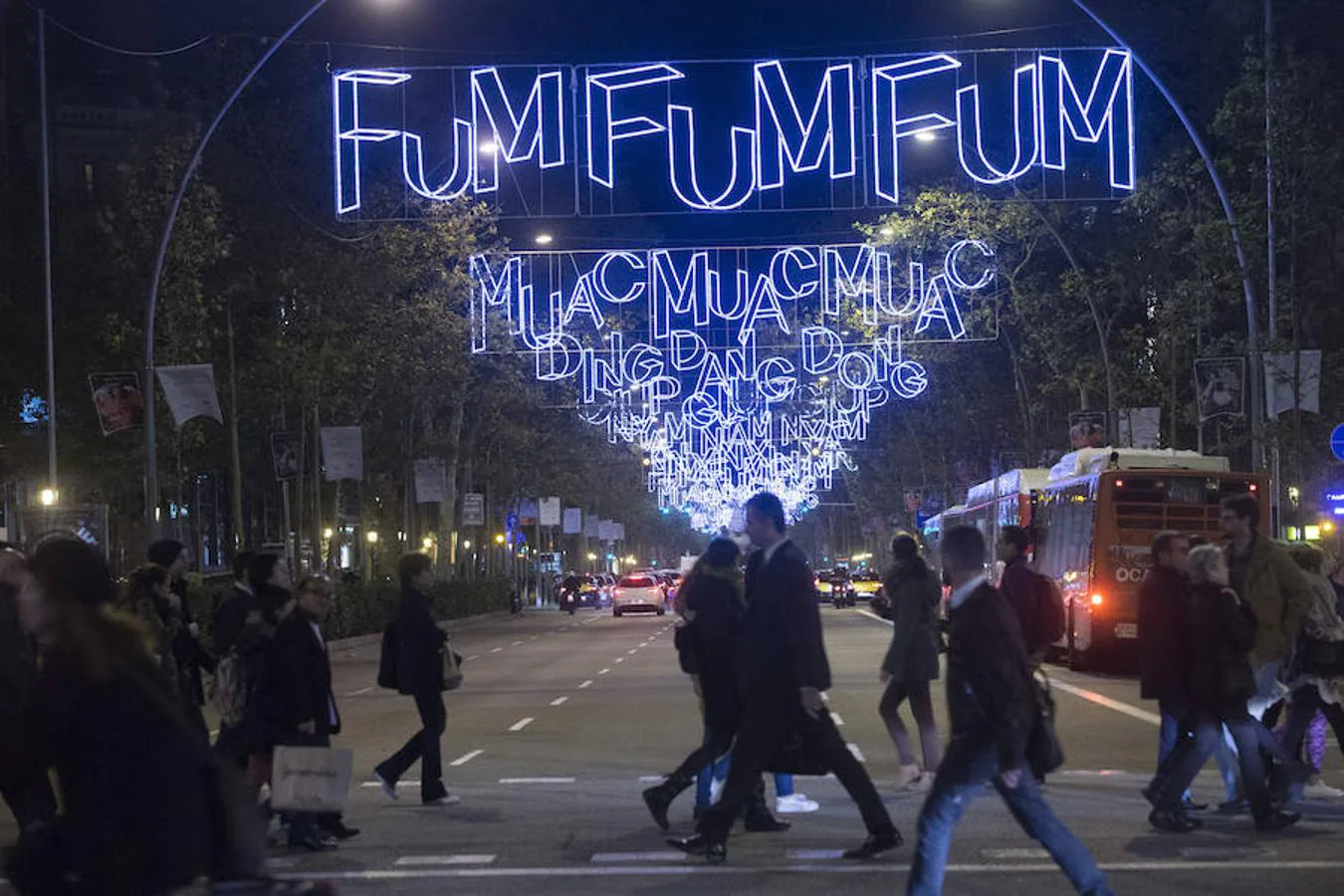 La iluminación navideña brilla en la Gran Vía de Barcelona tras el encendido.