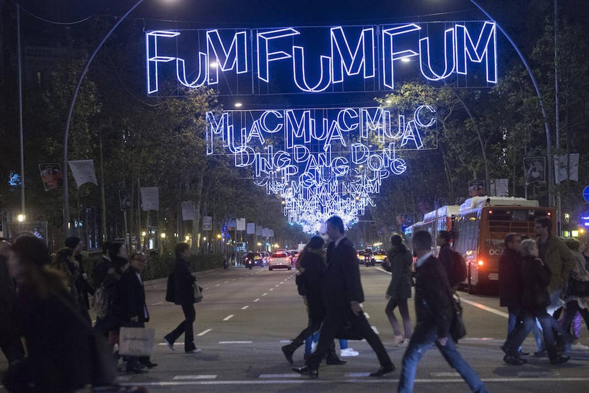 La iluminación navideña brilla en la Gran Vía de Barcelona tras el encendido.. 