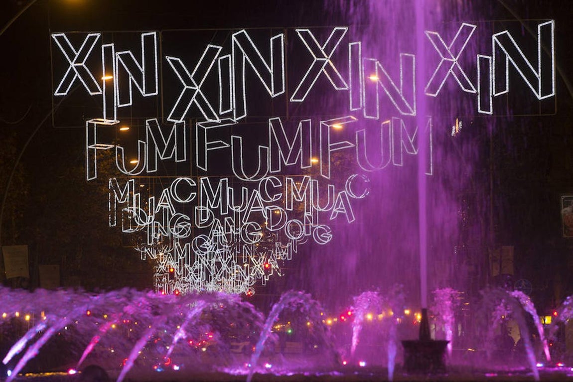 La iluminación navideña brilla en la Gran Vía de Barcelona tras el encendido.. 