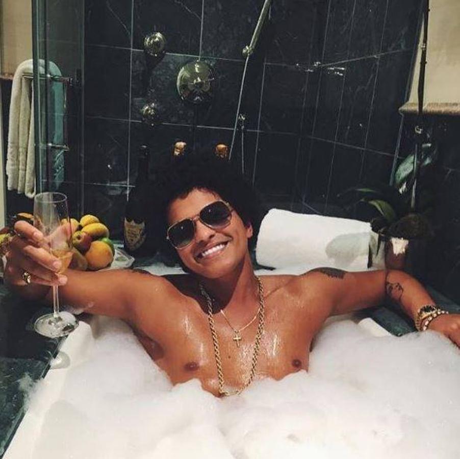 Bruno Mars. El cantante brina desde la bañera celebrando la festividad navideña