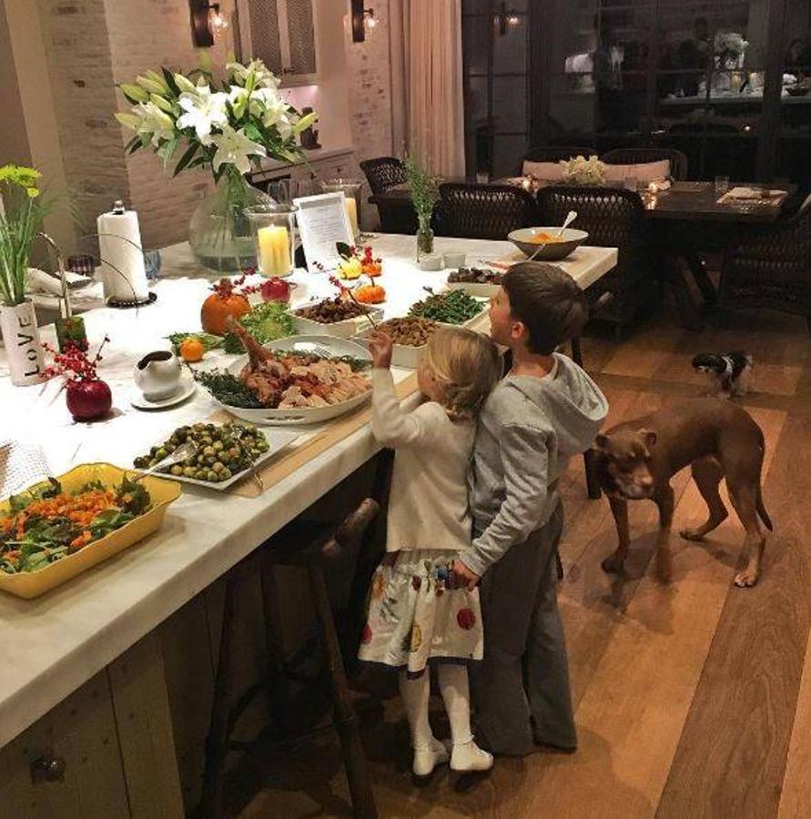 Gisele Bündchen. La foto de la modelo es digna de revista, sus dos hijos se asoman por encima de la mesa de la cocina para admirar toda la comida que hay