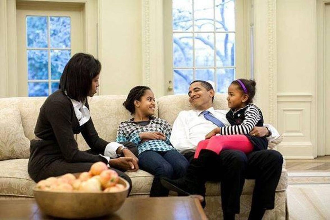 Michelle Obama. Eligió una tierna foto de la familia al completo hace unos años, cuando las niñas aún eran pequeñas
