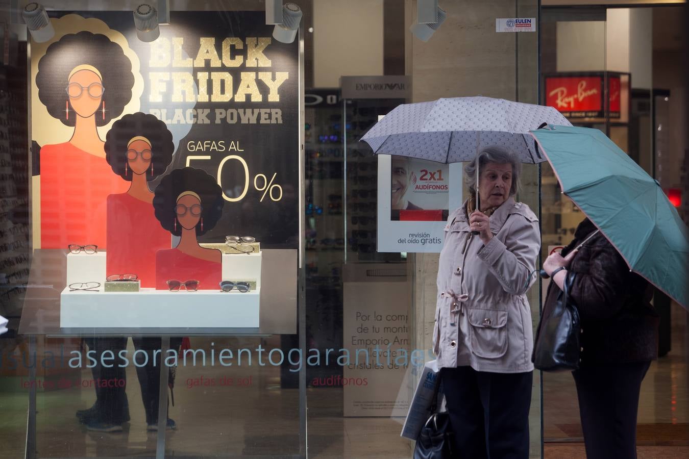 El «Black Friday» desata la locura por las compras en Sevilla