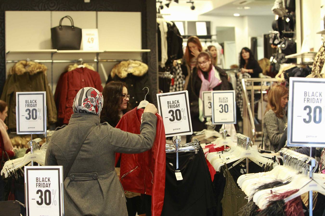 El «Black Friday» desata la locura por las compras en Sevilla