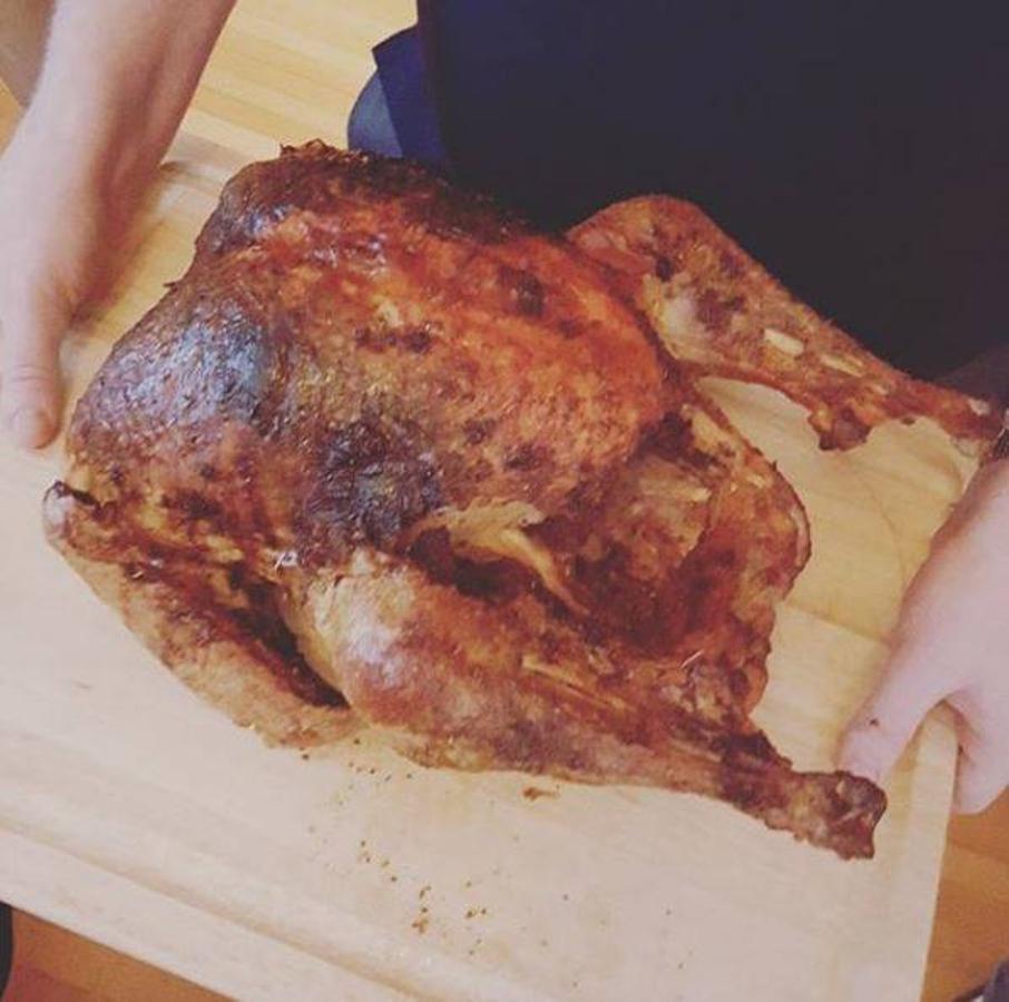 Sarah Jessica Parker. La actriz ha realizado la presentación de su pavo de Acción de Gracias: «señoras y señores, con ustedes, el pavo»