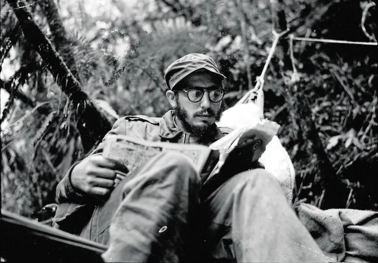 Otra imagen de Fidel Castro en Sierra Maestra, en 1957