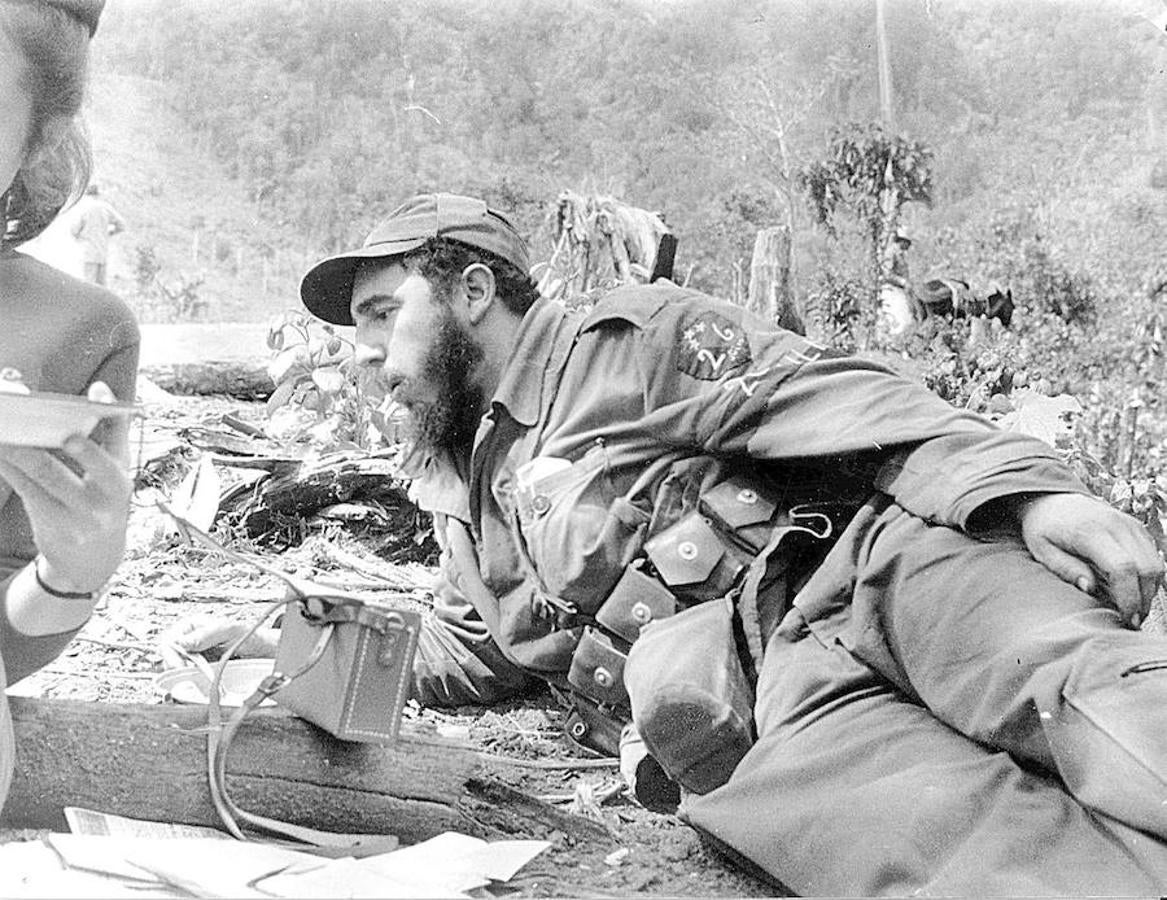 En plena sierra, Fidel Castro sigue los comentarios políticos de las emisoras de Batista en 1958. 