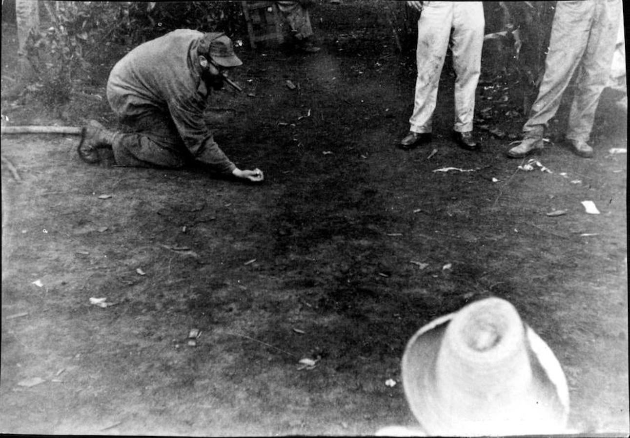 Las canicas eran una de las distracciones de los rebeldes cubanos en Sierra Maestra. En la imagen, Fidel realiza un lanzamiento (1957). 