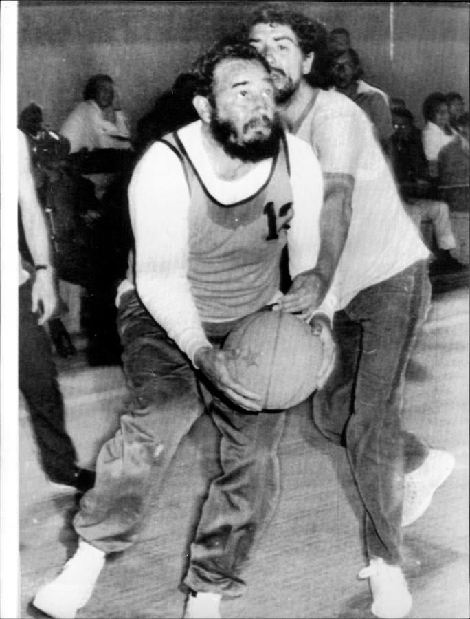 Castro, en un momento de rélax, jugando al baloncesto, en 1971. 