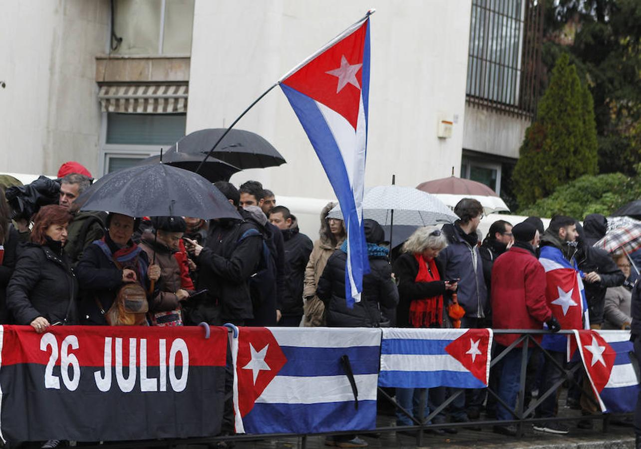 Castristas y disidentes se han enfrentado hoy ante la embajada de Cuba en Madrid.