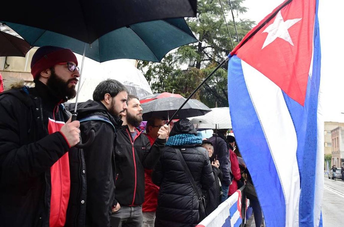Castristas y disidentes se han enfrentado hoy ante la embajada de Cuba en Madrid.. 