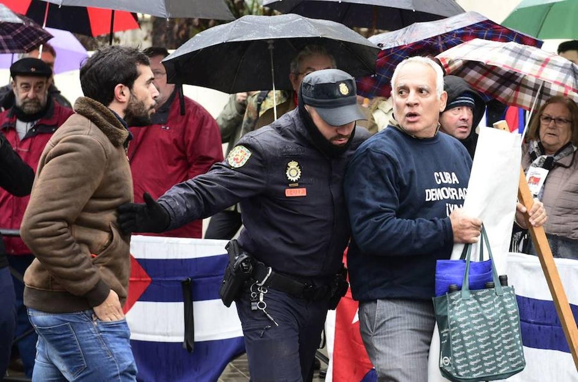 Castristas y disidentes se han enfrentado hoy ante la embajada de Cuba en Madridse han enfrentado hoy ante la embajada de Cuba en Madrid durante la concentración de unos y otros con motivo de la muerte de Fidel Castro.. 